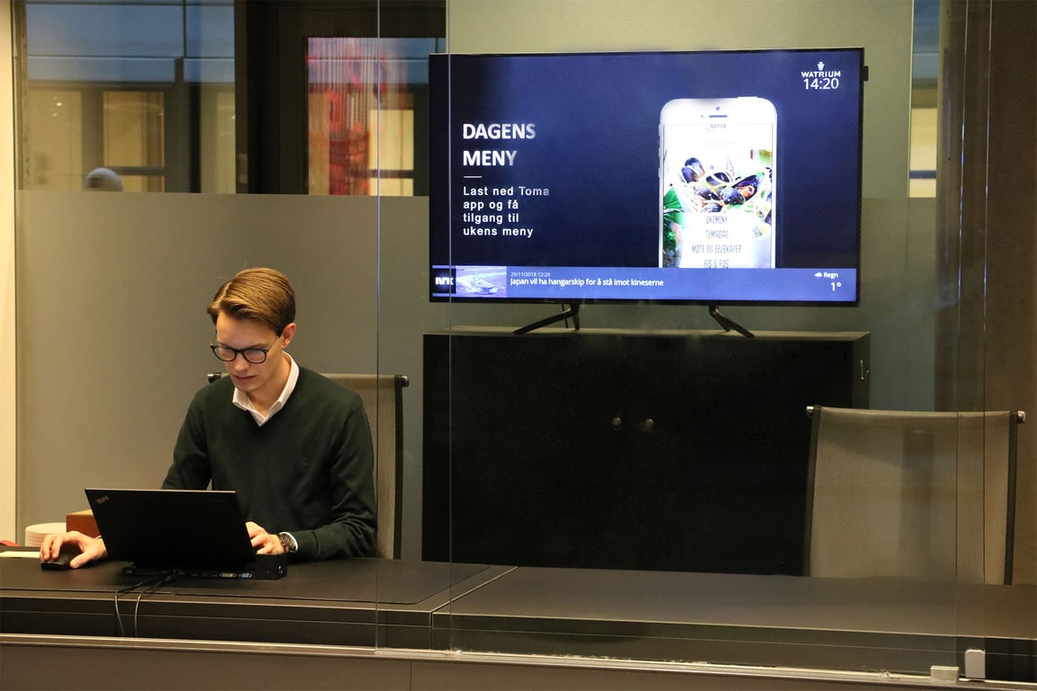 DatabeatOMNI og en infoskjerm i resepsjonsområdet i bygget
